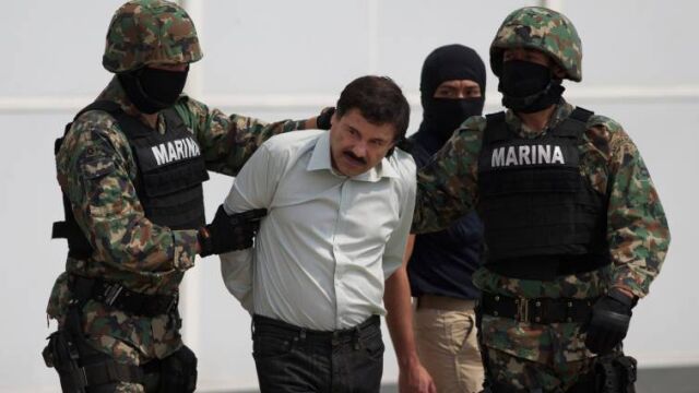 El Chapo Guzmán siendo detenido en 2014