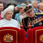 La reina Isabel II (i) y el duque Felipe de Edimburgo
