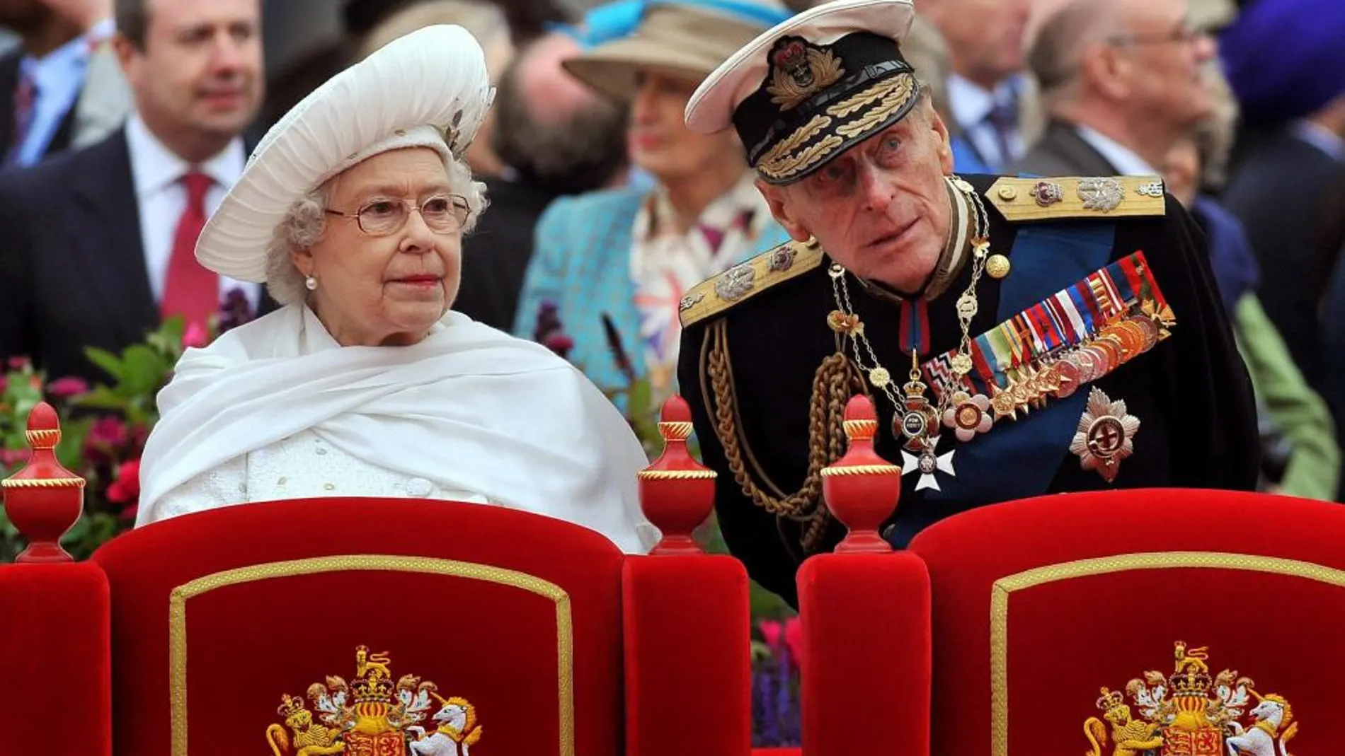 La reina Isabel II (i) y el duque Felipe de Edimburgo