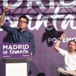 Los dirigentes de Podemos Íñigo Errejón (i), y Pablo Iglesias (d), durante el acto "Madrid se levanta", que organiza el partido con motivo de la celebración del 2 de mayo