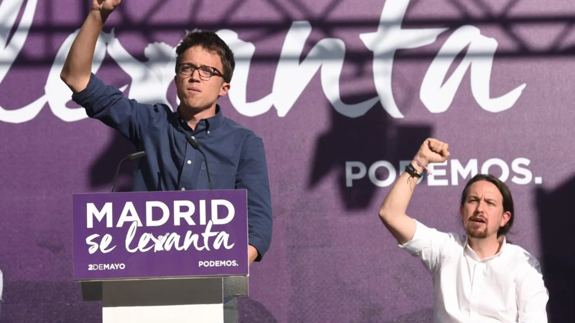 Los dirigentes de Podemos Íñigo Errejón (i), y Pablo Iglesias (d), durante el acto "Madrid se levanta", que organiza el partido con motivo de la celebración del 2 de mayo