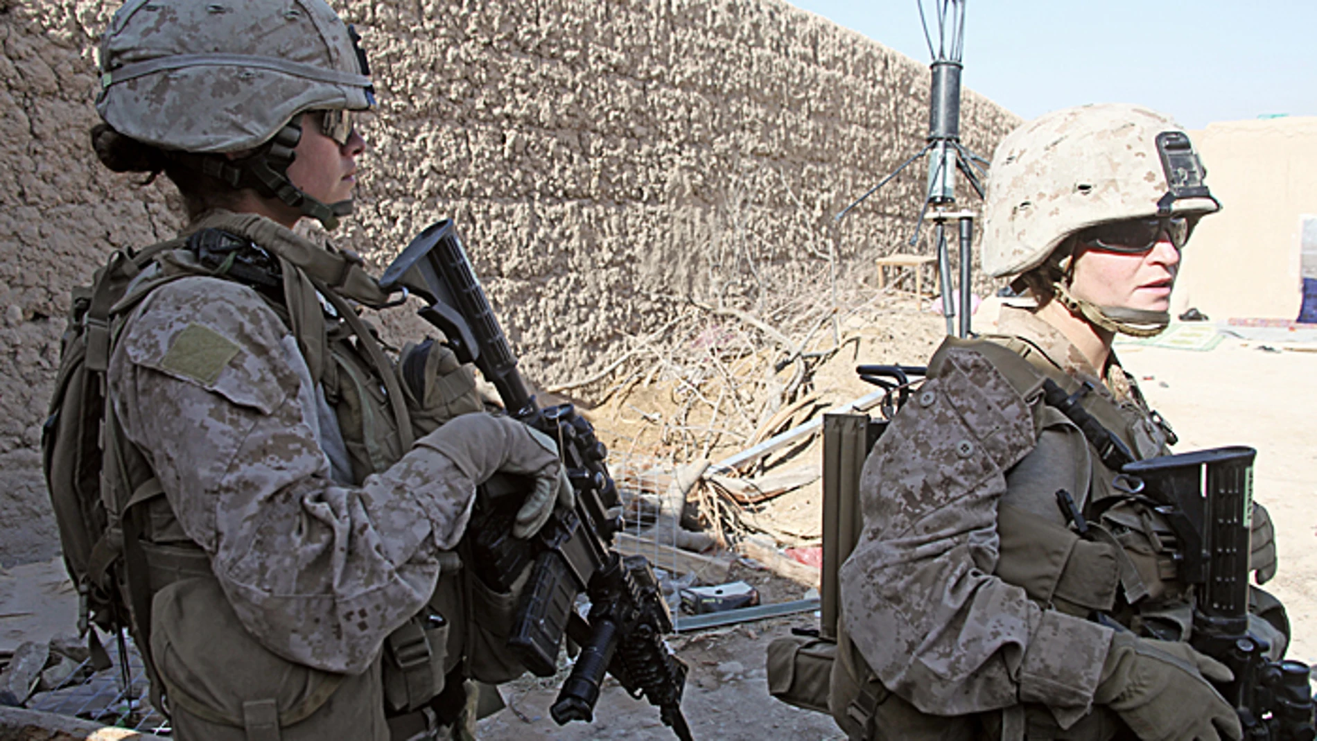 Imagen de dos miembros femeninas del cuerpo de Marines de Estados Unidos.