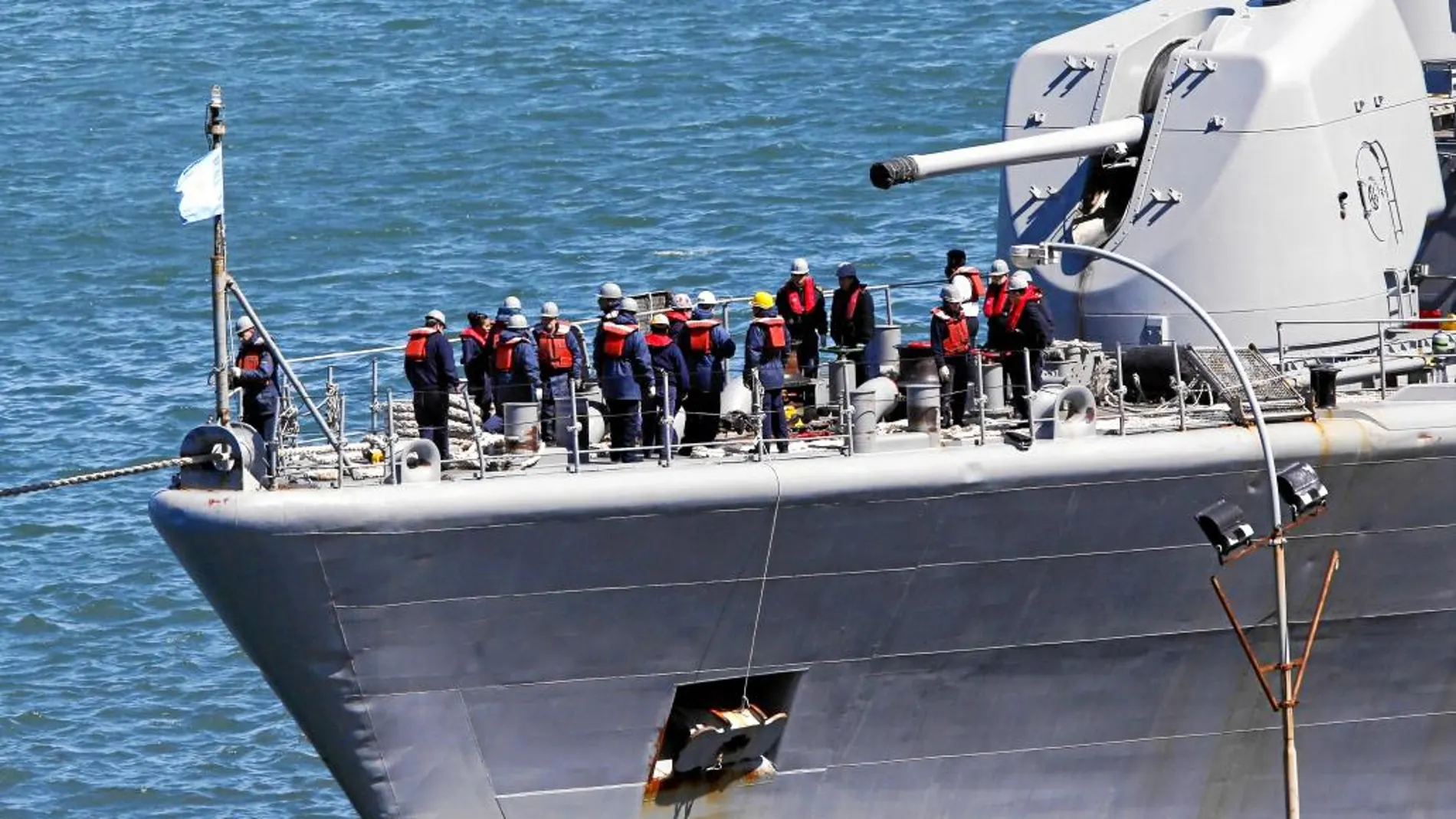 Miembros de la tripulación del destructor argentino «Sarandi» abandona la base de Mar del Plata para participar en la búsqueda del submarino desaparecido