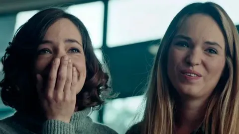 Imagen de dos amigas a conocer el poco tiempo que les queda por disfrutar juntas