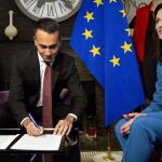 La comisaria europea de Economía y Sociedad Digitales, Mariya Gabriel (derecha), en un acto el pasado jueves con el vicepresidente italiano Luigi Di Maio / AP