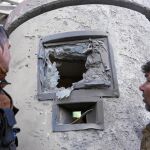 Personal de seguridad afgano inspecciona los daños en la embajada española en Kabul tras el ataque