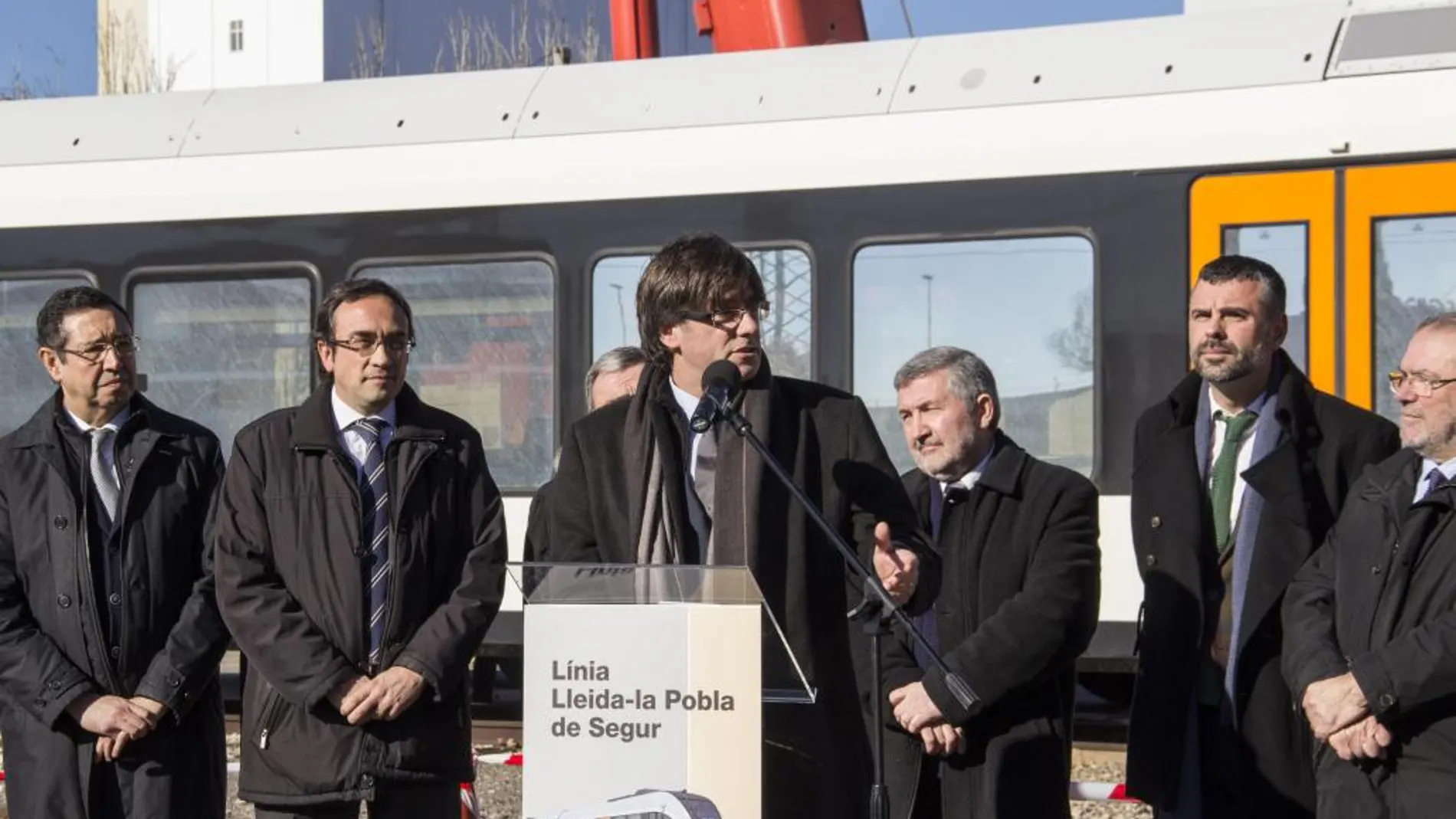 El presidente de la Generalitat, Carles Puigdemont, que presidió la llegada del nuevo tren de la línea Lleida-La Pobla