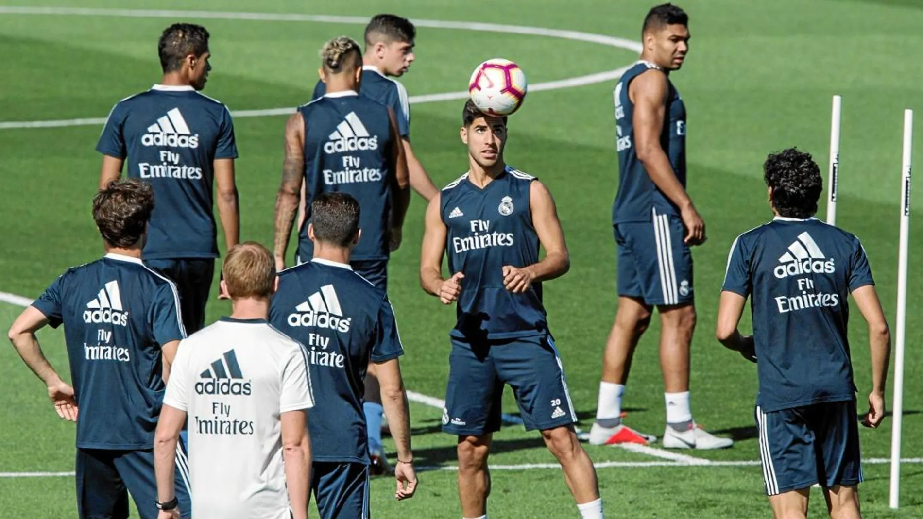 Asensio, ayer en Valdebebas con sus compañeros. El futbolista está siendo uno de los mejores del Real Madrid en este comienzo de temporada