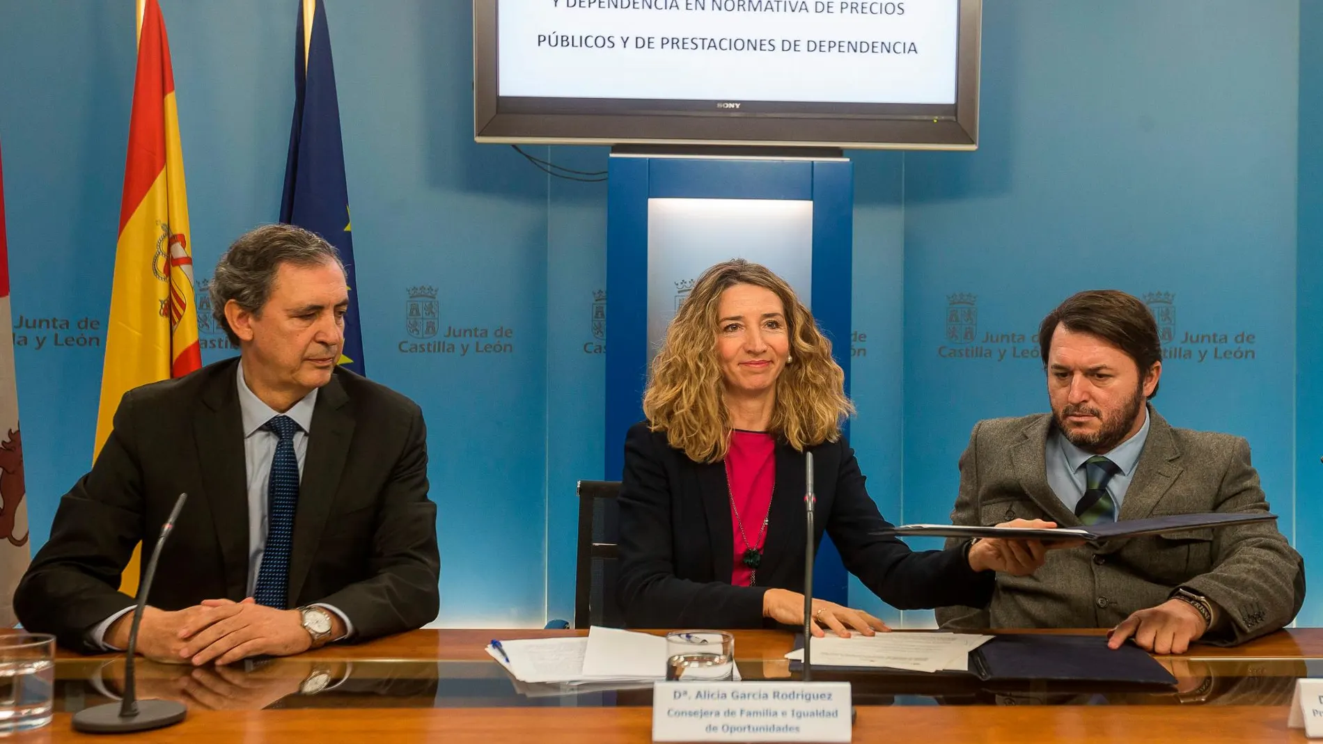 La consejera de Familia e Igualdad de Oportunidades, Alicia García, y el presidente de Cermi, Francisco Sardón, suscriben el convenio de colaboración, en presencia de Jesús Fuertes Zurita