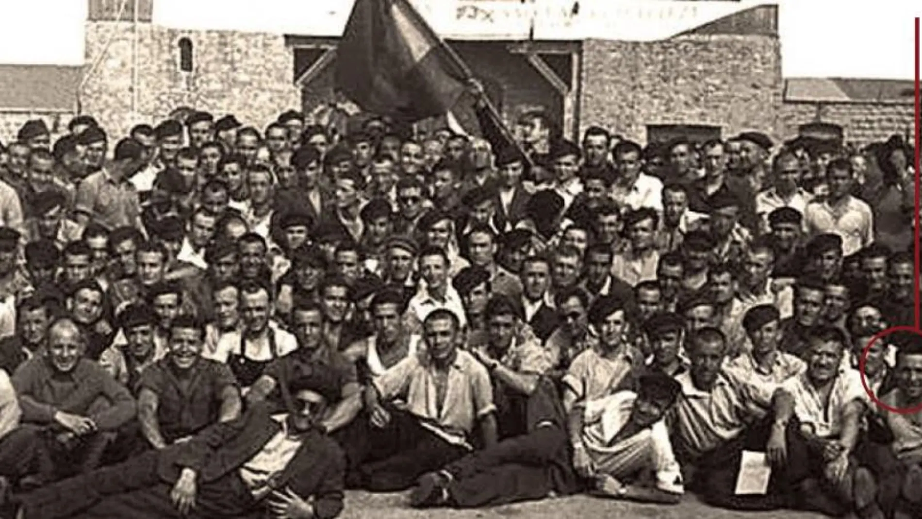 Una imagen de los presos que estaban internados en el campo de concentración de Mathausen, uno de los más célebres del holocausto y el horror nazi. Un círculo señala, entre los demás, la figura de Adolfo Maeso, uno de los afortunados que salió con vida