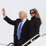 Donald Trump y su mujer, Melania Trump, descienden del avión militar en la base aérea de Andrews en Maryland a las afueras de Washington.