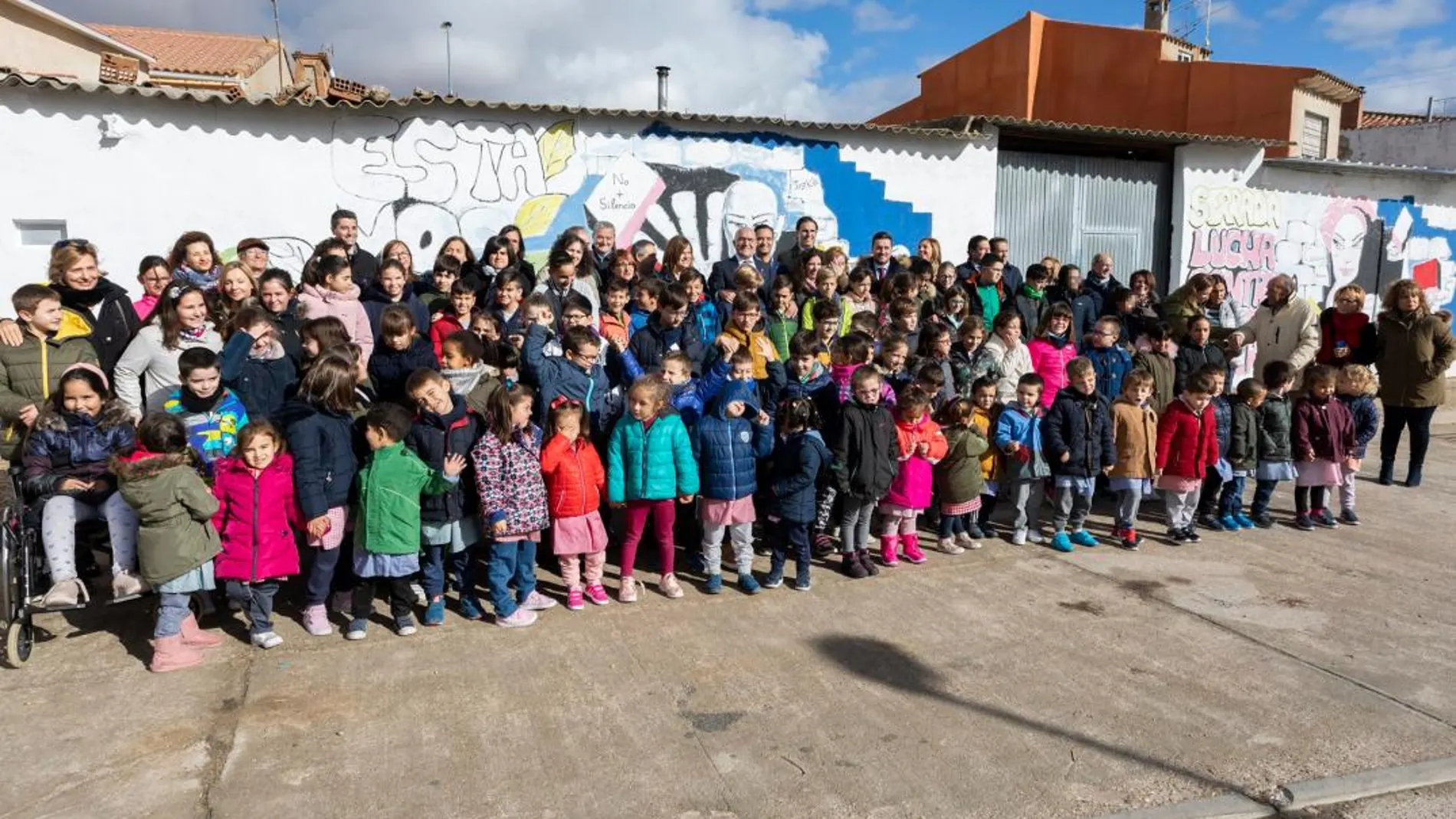 Jesús Julio Carnero inaugura mural contra la Violencia de Género en Serrada