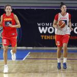 Las jugadoras de la selección española de baloncesto femenino, Laila Palau y Bea Sánchez, durante el entrenamiento de ayer en Tenerife / Foto: Efe