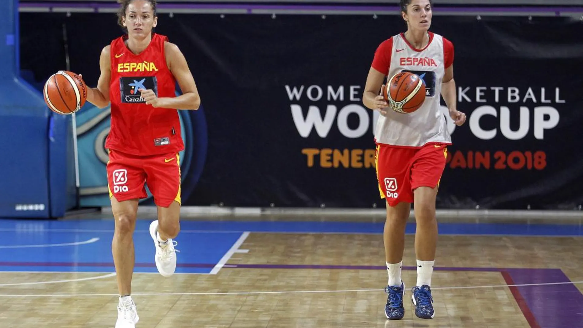 Las jugadoras de la selección española de baloncesto femenino, Laila Palau y Bea Sánchez, durante el entrenamiento de ayer en Tenerife / Foto: Efe
