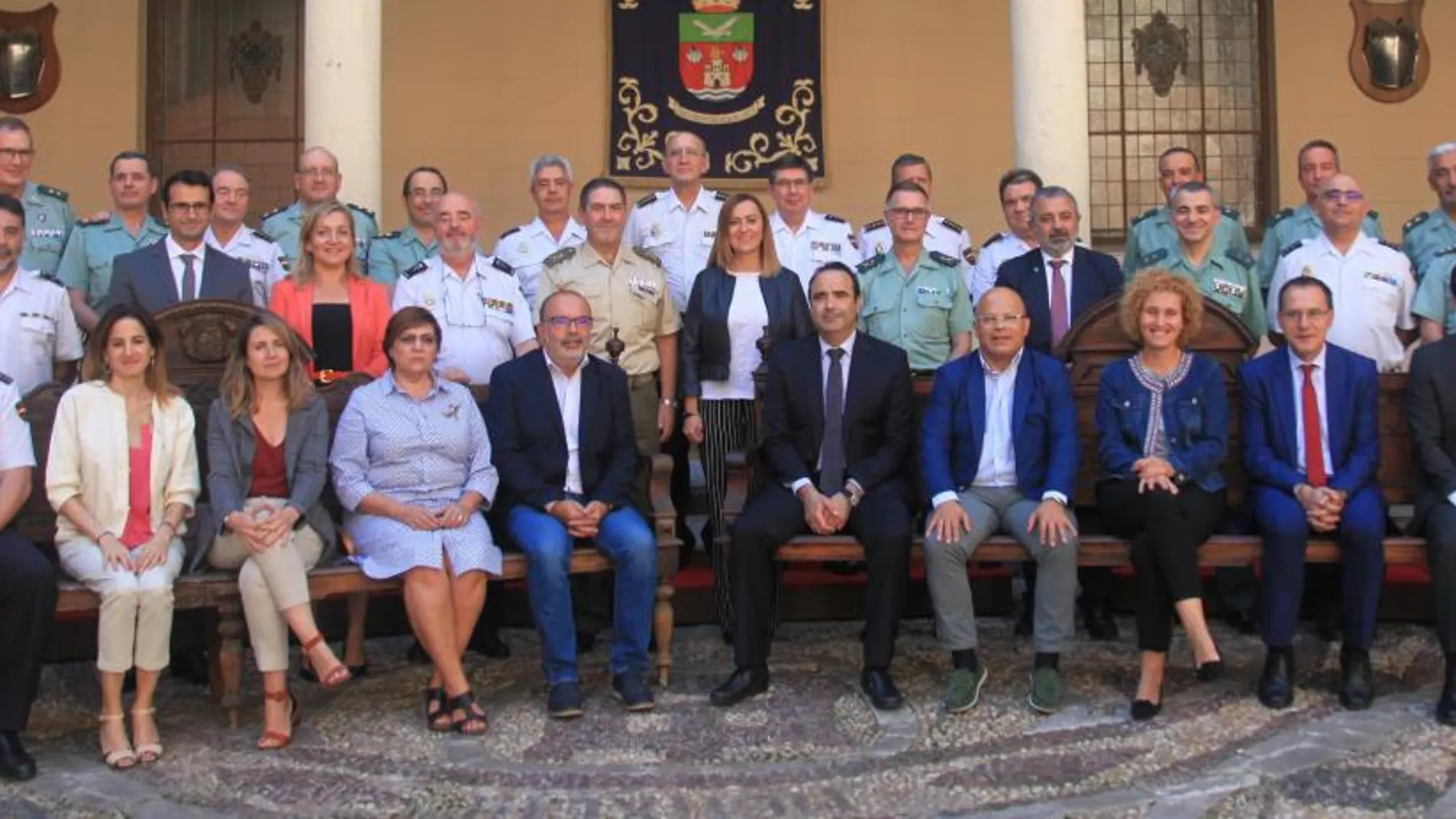 La delegada del Gobierno de España en Castilla y León, Virginia Barcones, junto a los mandos de la Cuarta Subinspección del Ejército, que dirige el general, José Rivas Moriana