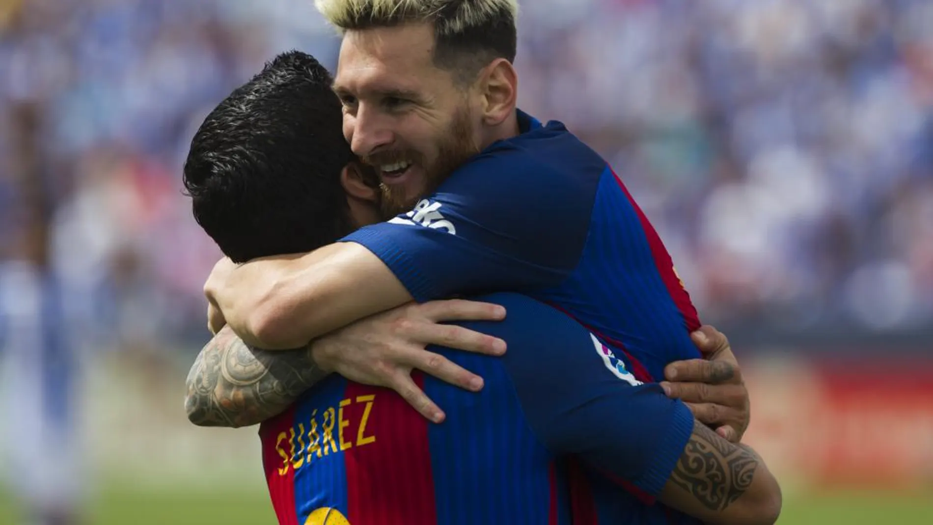 Messi y Luis Suárez se abrazan en un partido, en una imagen de archivo