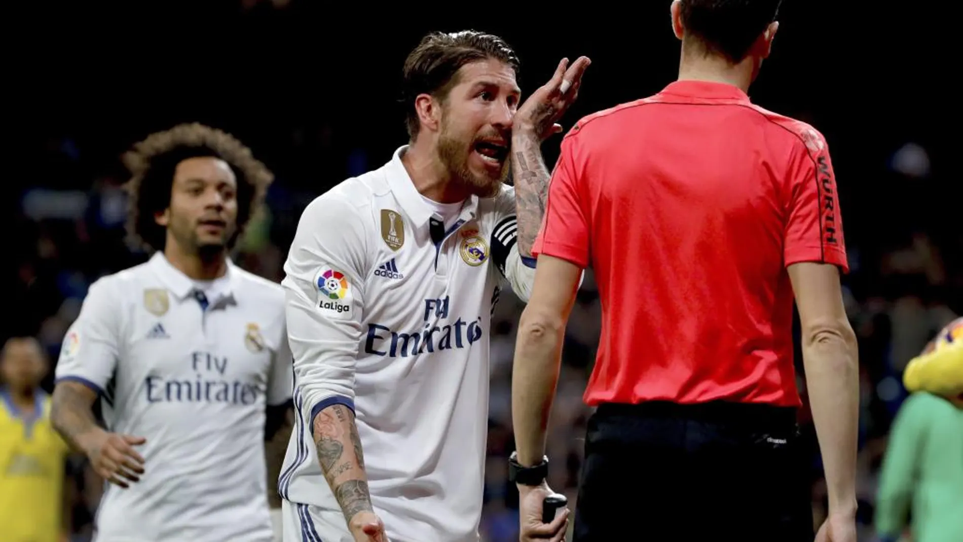 El defensa del Real Madrid Sergio Ramos (c) protesta al árbitro del partido Fernández Borbalán (d) el penalti que pitó a favor de la UD Las Palmas.
