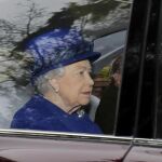 Isabel II a su llegada en coche a la iglesia de Santa María Magdalena.