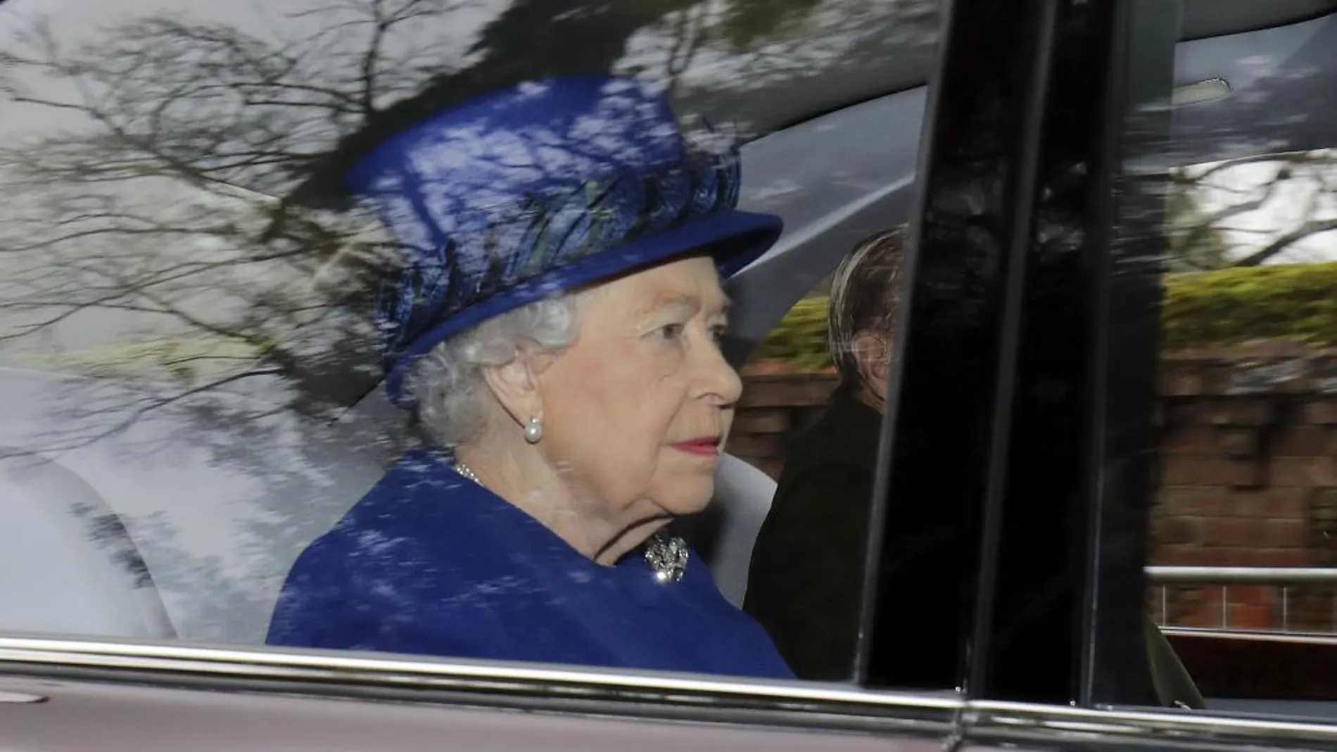 Isabel II a su llegada en coche a la iglesia de Santa María Magdalena.