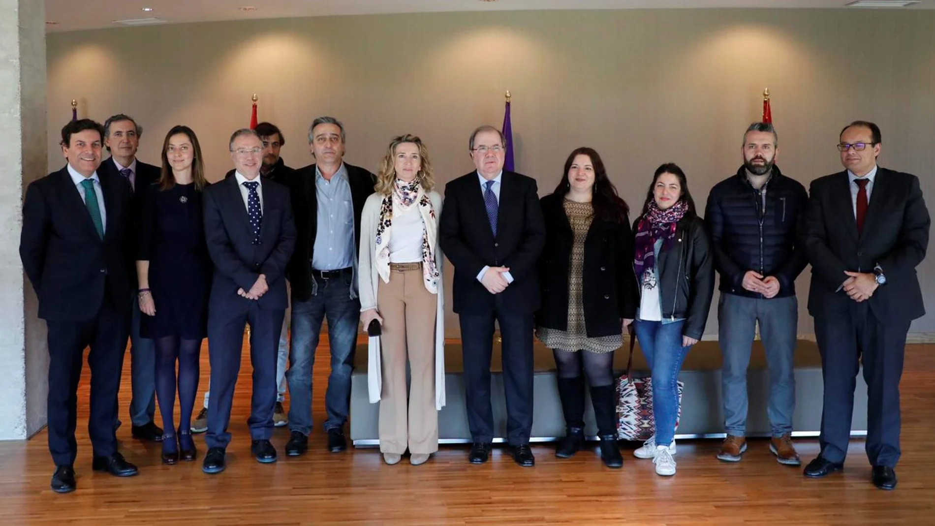 Foto de familia del presidente Herrera, Alicia García y Fernández Carriedo con representantes sindicales y empresariales