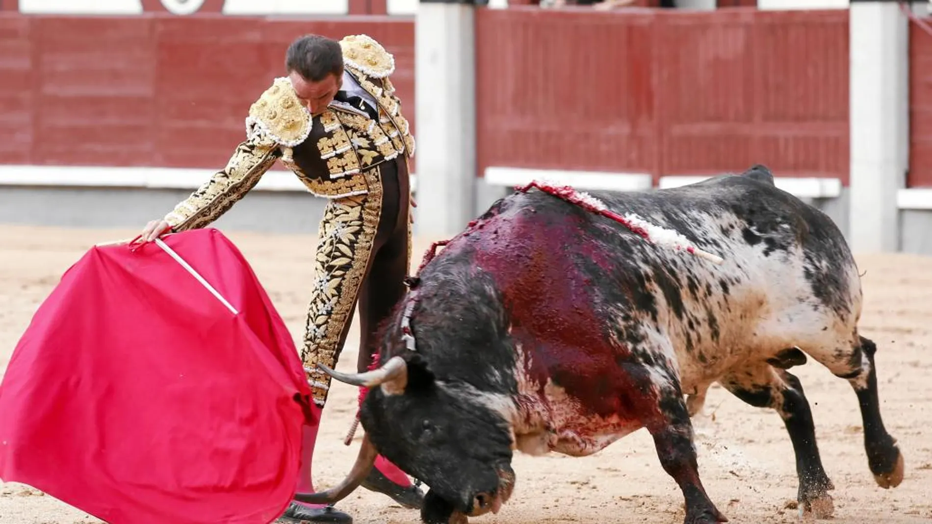 Enrique Ponce salió por la Puerta Grande de Las Ventas tras cortar dos orejas