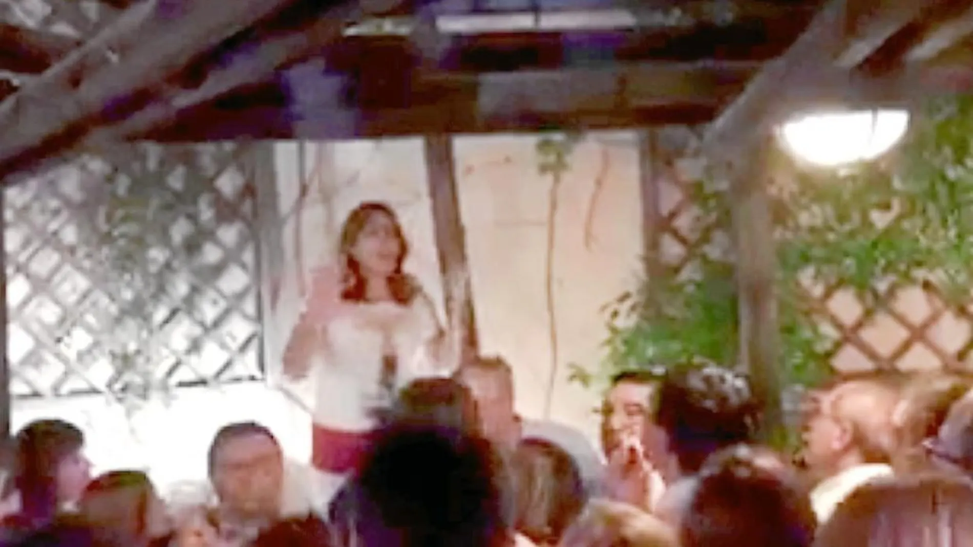 Fotograma del vídeo de Susana Díaz con su núcleo duro en local de Madrid