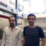 Fotografía facilitada por la Universidad de Coimbra de Joao Gomes (i) y Rui Martins (d), miembros de un equipo de la Universidad que trabaja en un proyecto para mejorar los sistemas de tratamiento de aguas residuales usando la conocida como almeja asiática, una especie invasora exótica