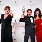 Sonia Martinez, Alex Pina y Esther Martinez Lobato sostienen su premio a Mejor Serie Dramática por «La casa de papel» durante la ceremonia de entrega de los Premios Emmy Internacional en el hotel New York Hilton, en Nueva York
