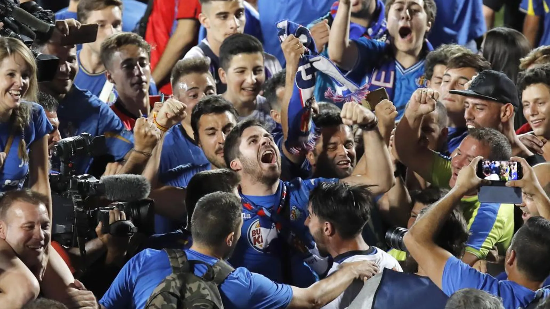 Jugadores y aficionados del Getafe celebran la victoria ante el Tenerife
