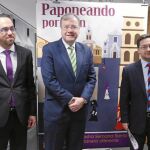 El alcalde de León, Antonio Silván, el presidente de la Junta Mayor de Semana Santa, Manuel Ángel Fernández (2D), y el pregonero, Manuel Jáñez (2I), presentan los actos de Semana Santa. Junto a ellos, el coordinador municipal José Antonio González (D) y la concejala de Cultura, Margarita Torres