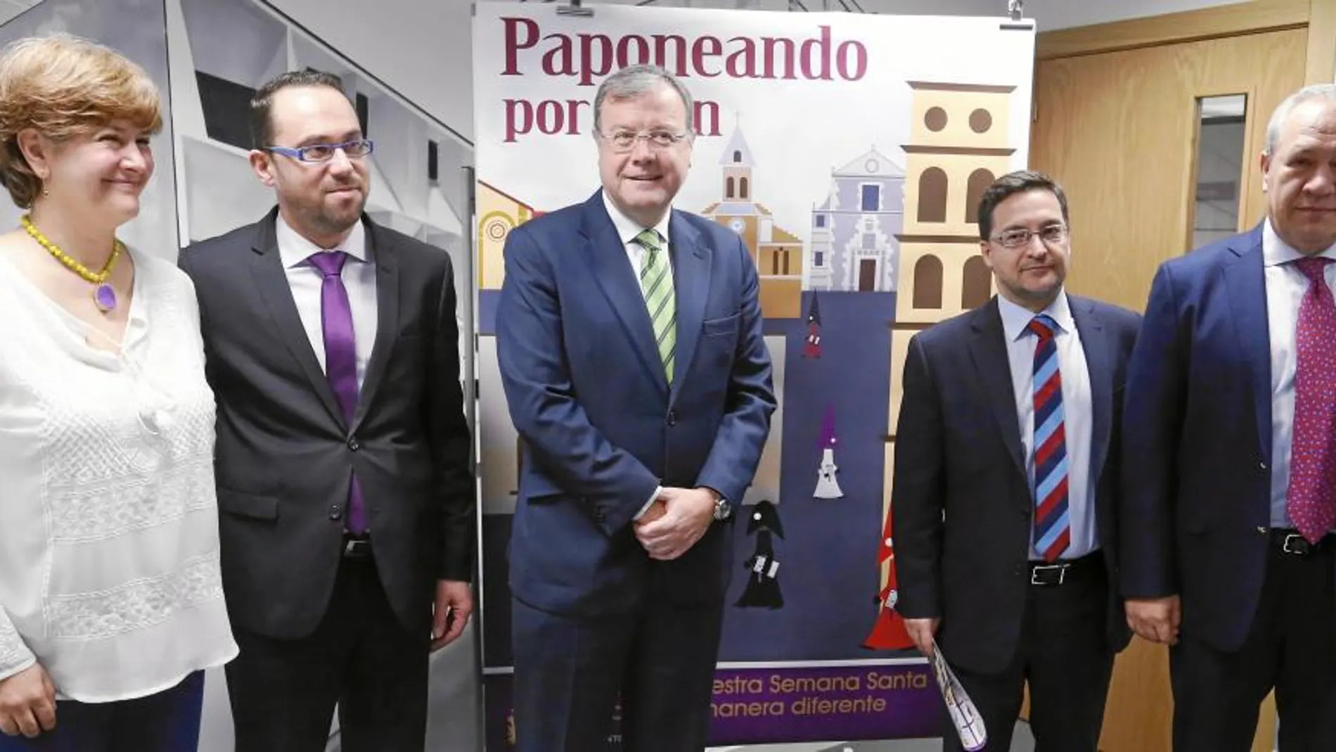 El alcalde de León, Antonio Silván, el presidente de la Junta Mayor de Semana Santa, Manuel Ángel Fernández (2D), y el pregonero, Manuel Jáñez (2I), presentan los actos de Semana Santa. Junto a ellos, el coordinador municipal José Antonio González (D) y la concejala de Cultura, Margarita Torres