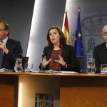 La vicepresidenta del Gobierno, Soraya Sáenz de Santamaría, junto a los ministros de Hacienda, Cristóbal Montoro (d), y Sanidad, Alfonso Alonso.