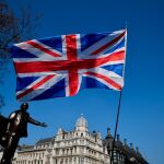 Una bandera británica ondea en una calle de Londres