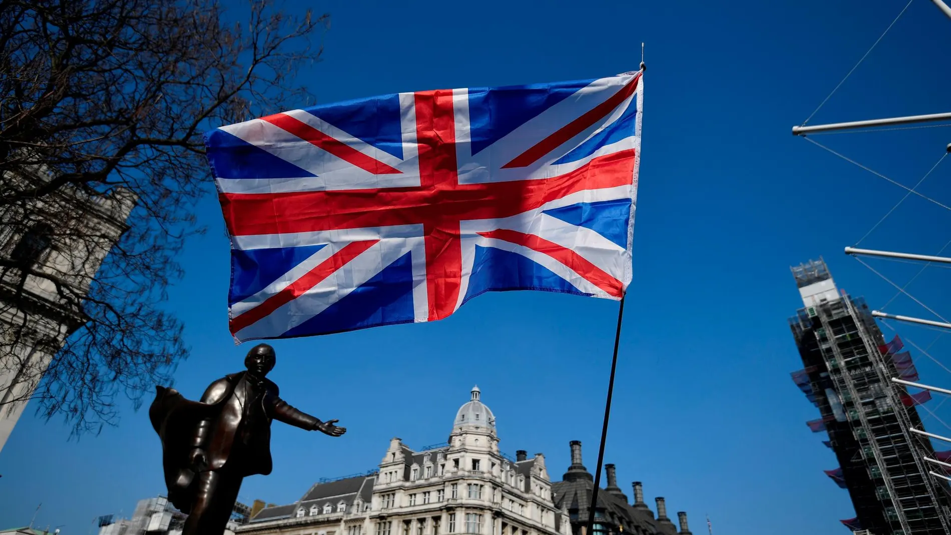 Una bandera británica ondea en una calle de Londres