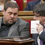 Junqueras y Puigdemont, durante un Pleno en el Parlament de Cataluña