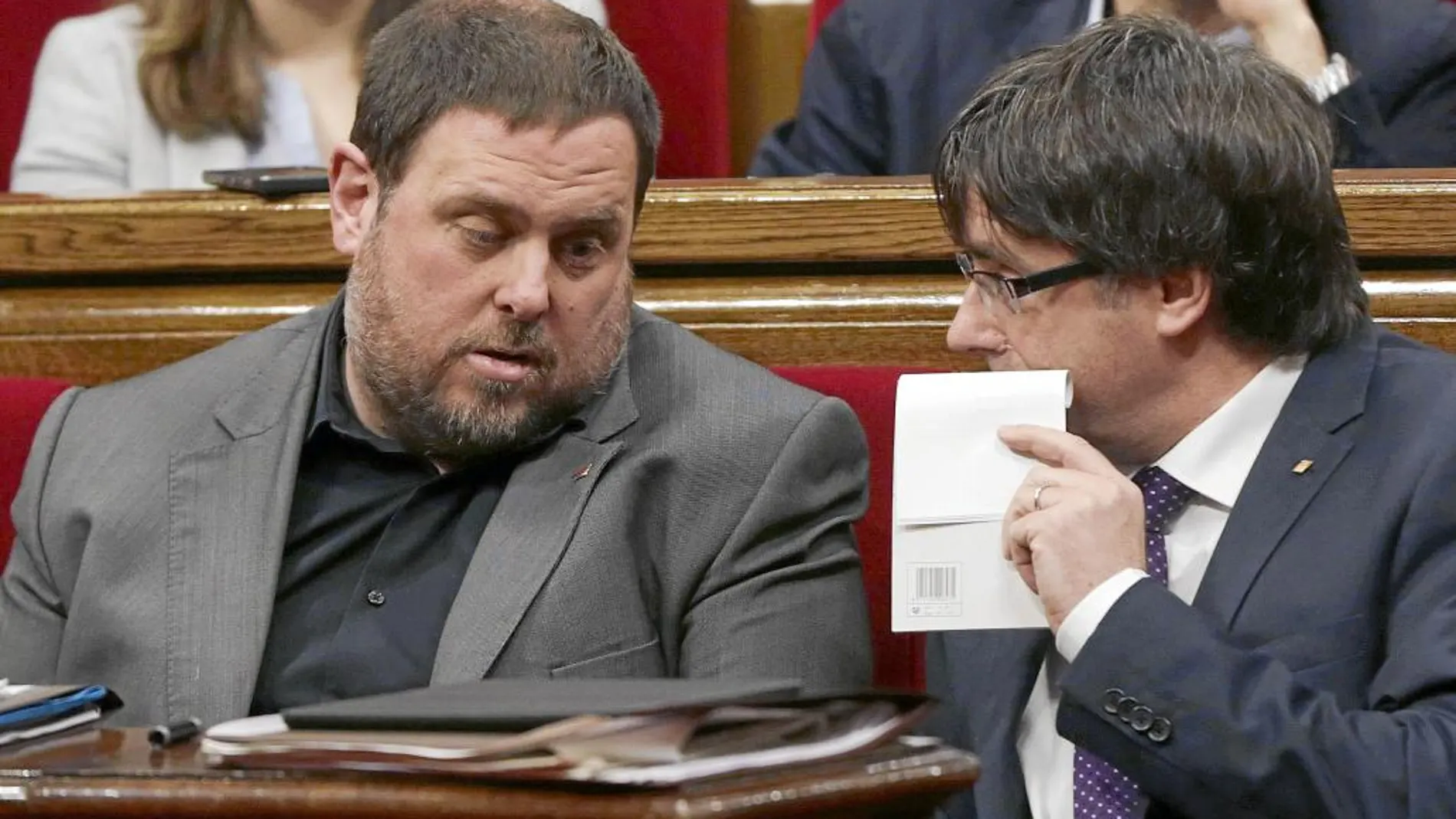 Junqueras y Puigdemont, durante un Pleno en el Parlament de Cataluña