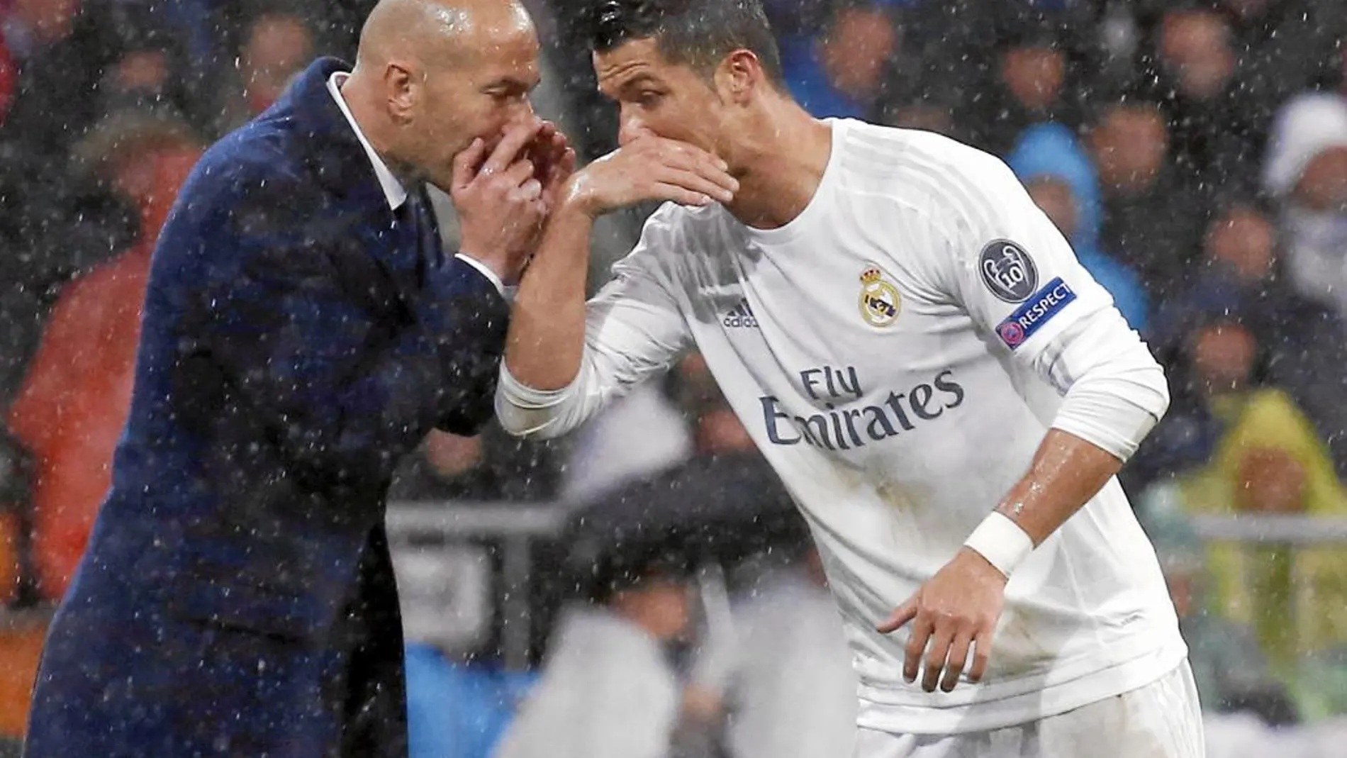 Zidane da órdenes a Ronaldo durante un encuentro