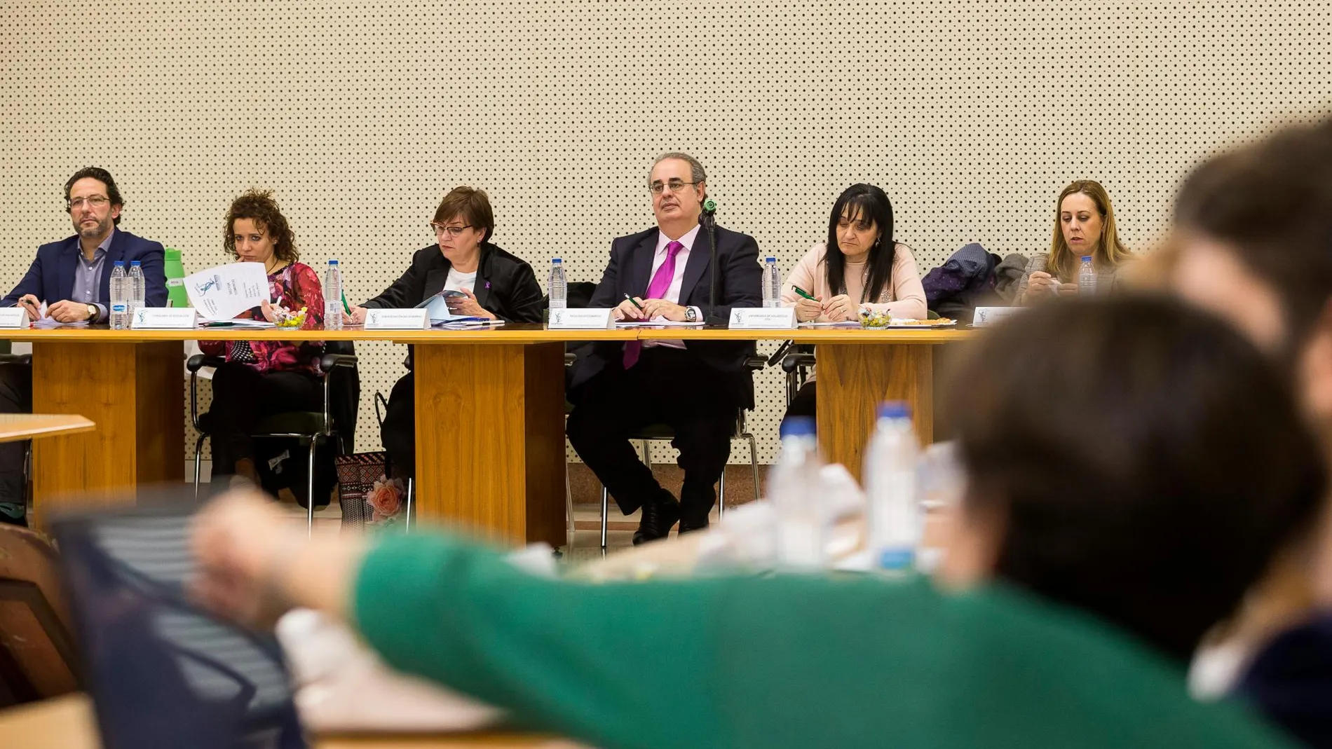 El rector de la facultad de Comercio, José Antonio Salvador, y la subdelegada del Gobierno, Helena Caballero, presiden el jurado