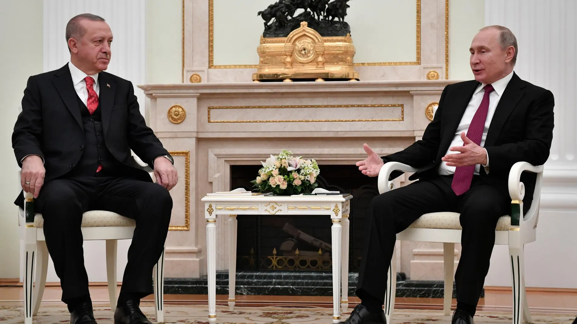 Erdogan y Putin conversan durante su reunión en Kremlin de Moscú