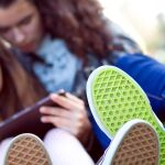 Dos chicas jóvenes se divierten con una tableta © DREAMSTIME