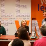 La directora de Oletvum, Estrella García, presenta a Marta Robles, en presencia de la editora Miriam Galaz
