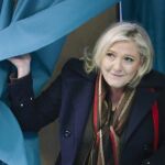 La líder del Frente Nacional, Marine Le Pen, abandona el colegio de electoral de Henin-Beaumont, en el norte de Francia, tras votar.