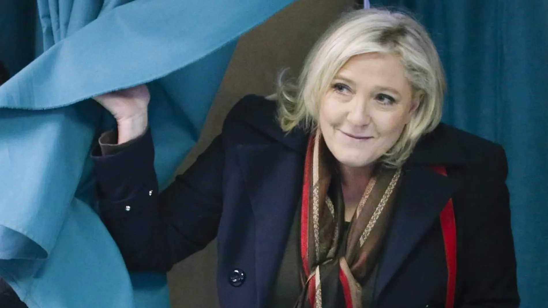 La líder del Frente Nacional, Marine Le Pen, abandona el colegio de electoral de Henin-Beaumont, en el norte de Francia, tras votar.