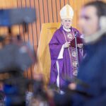 El arzobispo de Madrid, Carlos Osoro, ayer, durante la homilía de la misa celebrada en la iglesia de Santa Teresa Benedicta de la Cruz en Arroyo del Fresno (Madrid), que tuvo como eje central el Día del Seminario