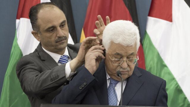 El presidente de la Autoridad Nacional Palestina (ANP), Mahmud Abás (d), ofrece una rueda de prensa junto al presidente alemán, Frank-Walter Steinmeier (no fotografiado), en el complejo presidencial en la ciudad cisjordana de Ramala (Palestina)