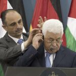 El presidente de la Autoridad Nacional Palestina (ANP), Mahmud Abás (d), ofrece una rueda de prensa junto al presidente alemán, Frank-Walter Steinmeier (no fotografiado), en el complejo presidencial en la ciudad cisjordana de Ramala (Palestina)