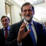 Mariano Rajoy saluda a los medios