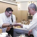 Dani García (izda.) y Nobu Matsuhisa, ayer, momentos antes de su mano a mano