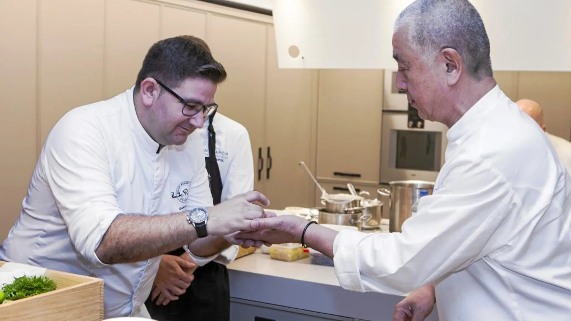 Dani García (izda.) y Nobu Matsuhisa, ayer, momentos antes de su mano a mano