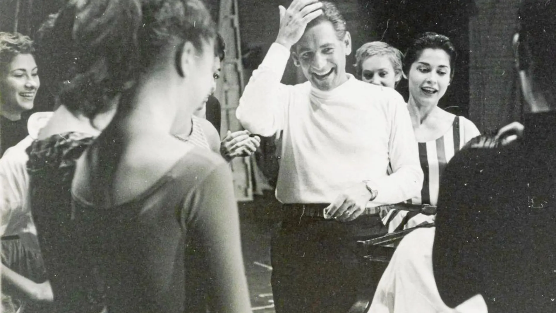 Leonard Bernstein en 1957, durante uno de los ensayos de «West Side Story»
